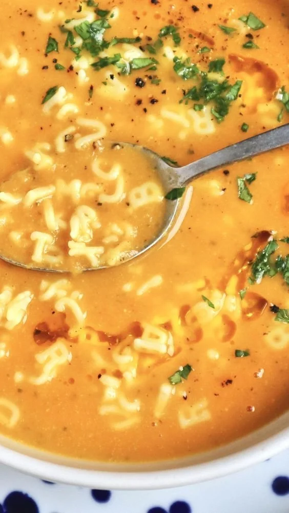 Bol de Soupe Alphabet Réconfortante avec pâtes en forme de lettres et légumes frais