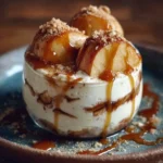 Tiramisu caramel au beurre salé avec pommes, dessert délicieux et élégant